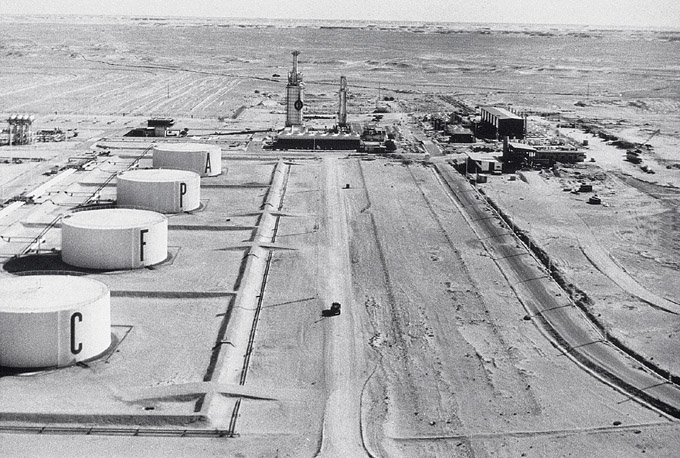 Réservoirs de stockage de la CFP-A d'Hassi Messaoud, Algérie, 1959